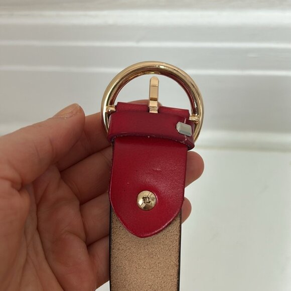 Red leather belt with round gold buckle size large - Picture 3 of 4